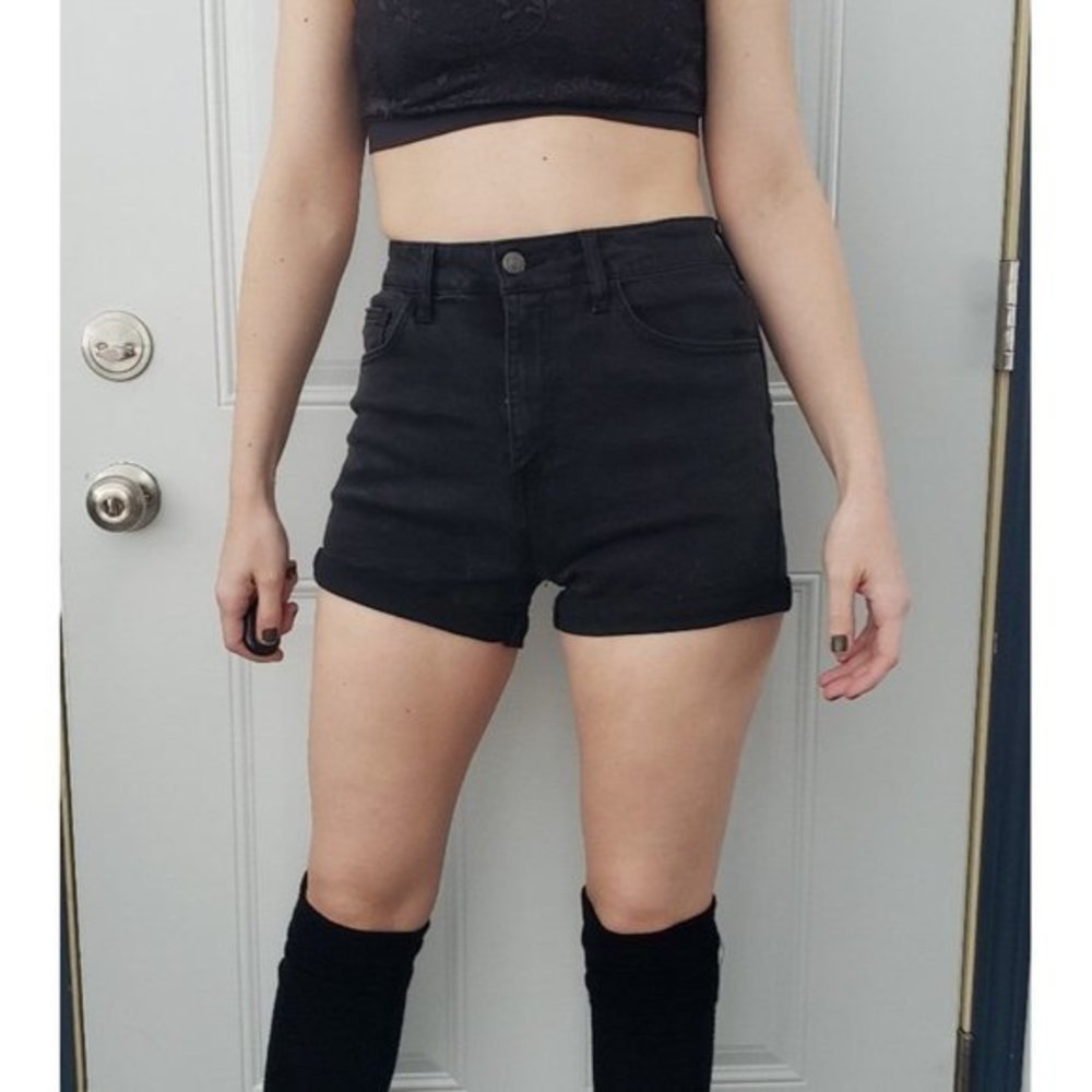 F21 Black High Rise Short Shorts‎